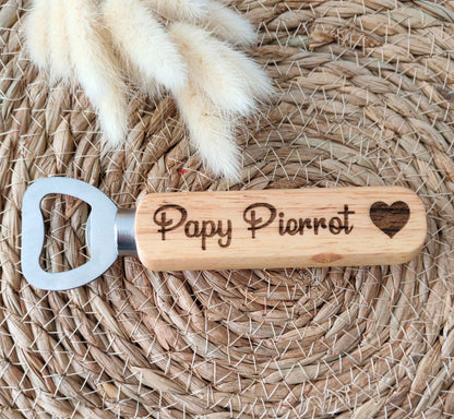 Décapsuleur en bois gravé