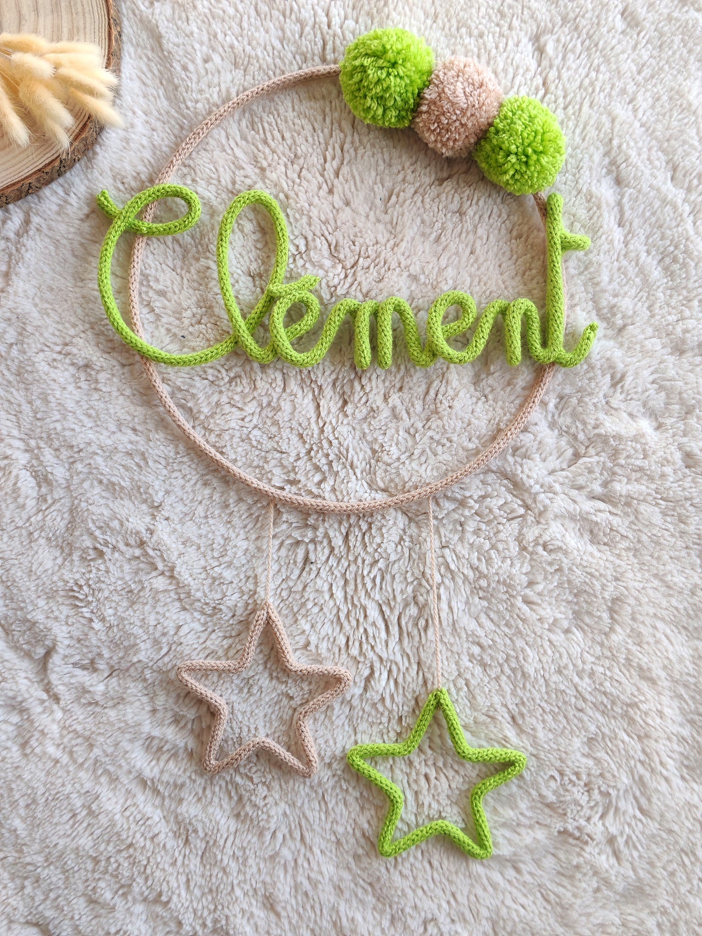 Tricotin Rond 3 Pompons 2 Étoiles : Une Décoration Magique