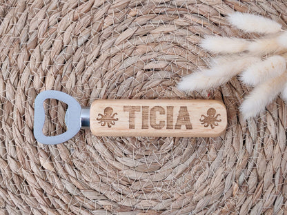 Décapsuleur en bois gravé