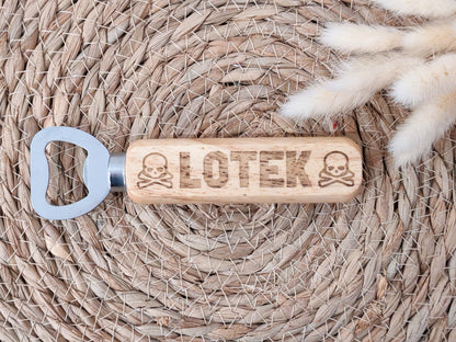 Décapsuleur en bois gravé